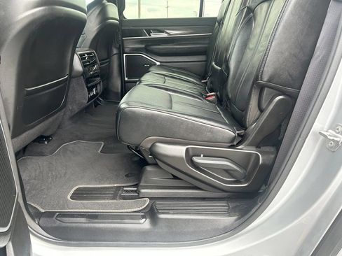 Used 2024 Jeep Wagoneer L Series II w/ Flexible Seating Group AWD/4WD image 35