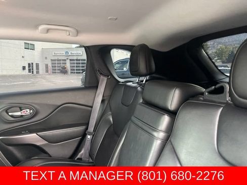 Used 2019 Jeep Cherokee Latitude Plus w/ Comfort/Convenience Group AWD/4WD image 17