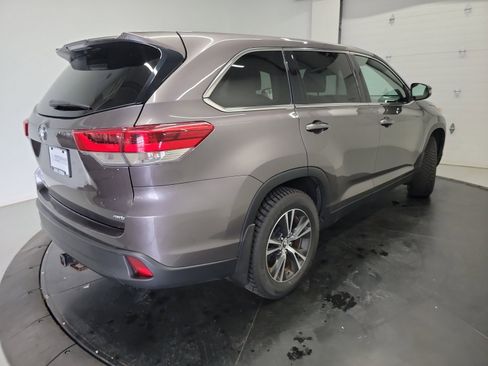 Used 2019 Toyota Highlander LE AWD/4WD image 9