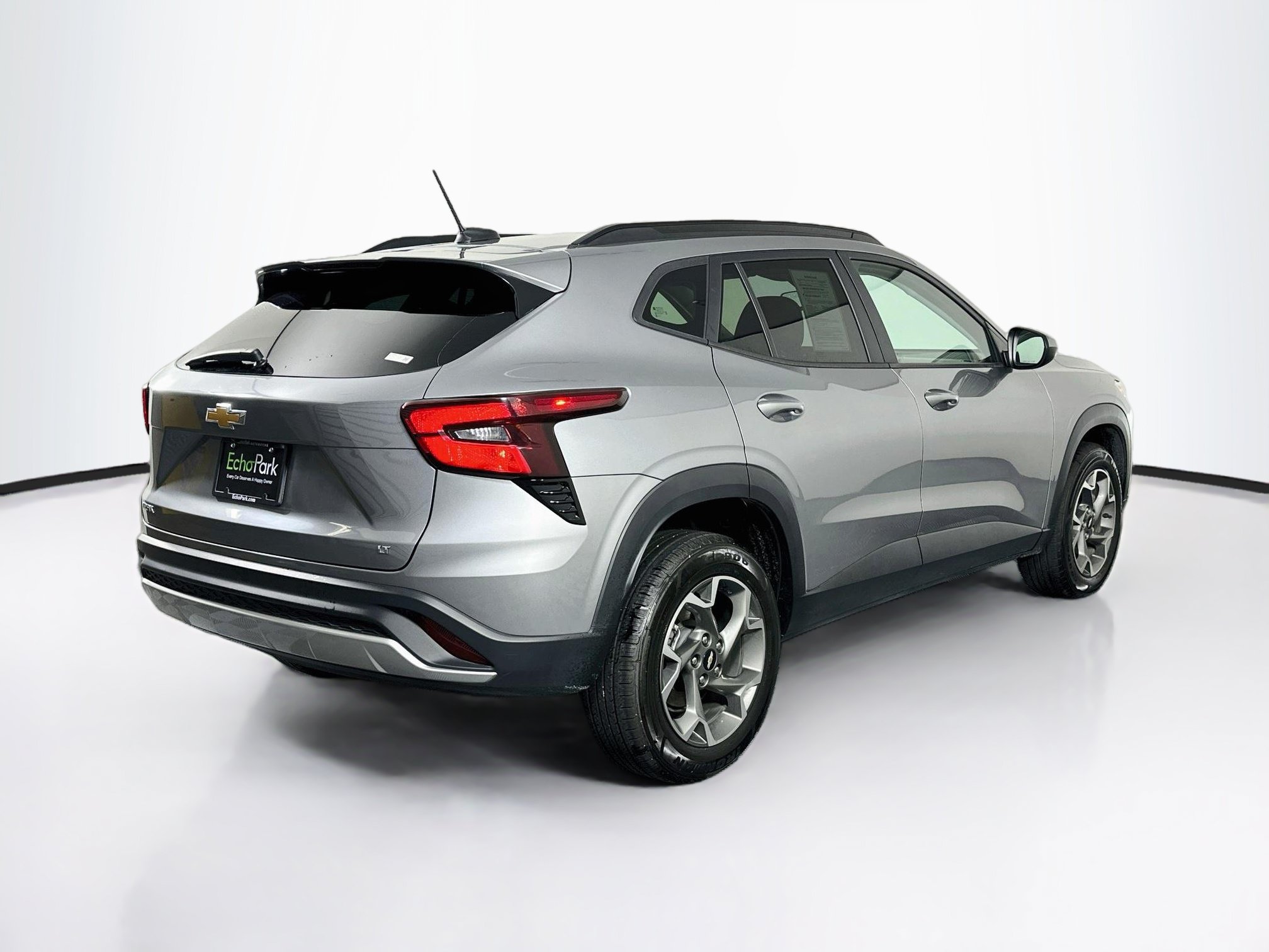 Used 2025 Chevrolet Trax LT FWD image 9