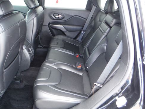 Used 2019 Jeep Cherokee Latitude Plus w/ Cold Weather Group AWD/4WD image 38