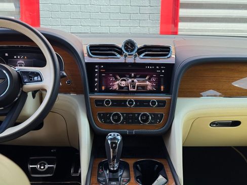 Used 2021 Bentley Bentayga image 35