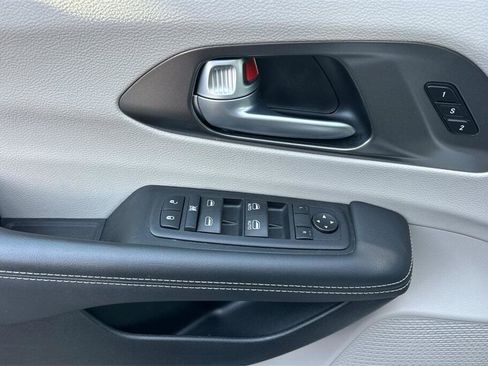 Used 2024 Chrysler Pacifica Touring-L image 11