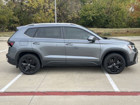 Certified 2025 Volkswagen Taos SE image 11