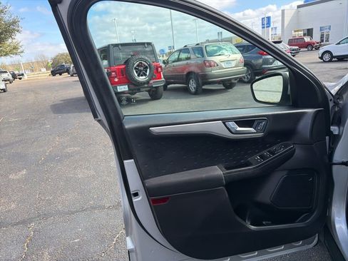 Used 2020 Ford Escape SE image 9