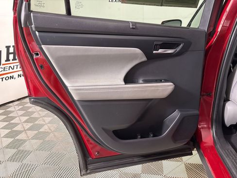 Used 2020 Toyota Highlander XLE image 24