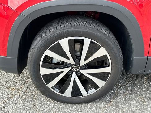 Certified 2022 Volkswagen Taos SE image 11
