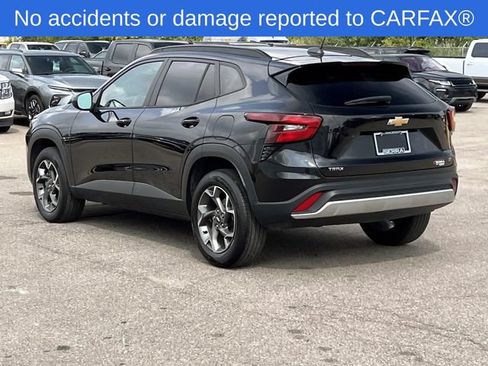 Certified 2025 Chevrolet Trax LT w/ LT Convenience Package FWD image 3