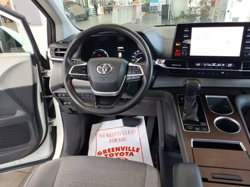 Used 2021 Toyota Sienna LE FWD image 11