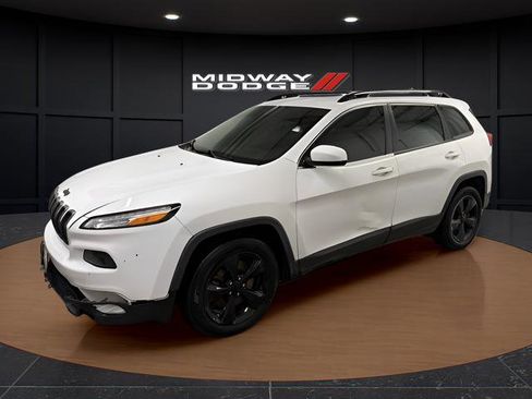 Used 2018 Jeep Cherokee Latitude w/ Altitude Package image 2