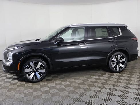 Used 2025 Mitsubishi Outlander AWD image 22
