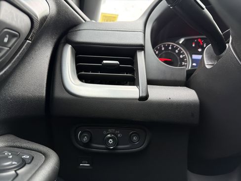 Used 2024 GMC Terrain SLT image 24