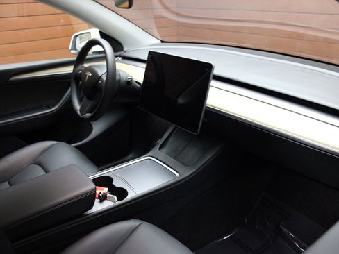 Used 2023 Tesla Model Y Long Range image 33