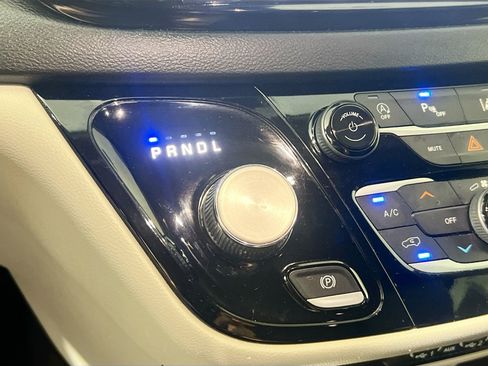 Used 2022 Chrysler Pacifica Touring-L FWD image 23