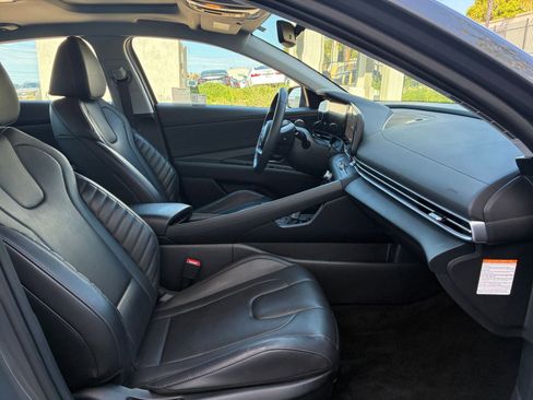 Used 2025 Hyundai Elantra Limited image 38