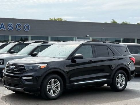 Used 2020 Ford Explorer XLT w/ Equipment Group 202A AWD/4WD image 32