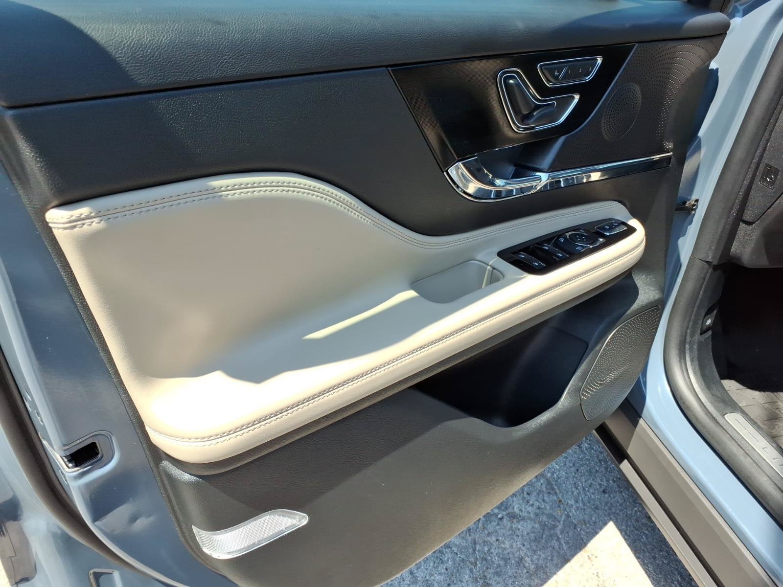 Used 2025 Lincoln Corsair AWD image 9
