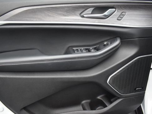 Used 2023 Jeep Grand Cherokee 4WD 4xe w/ Luxury Tech Group II image 11