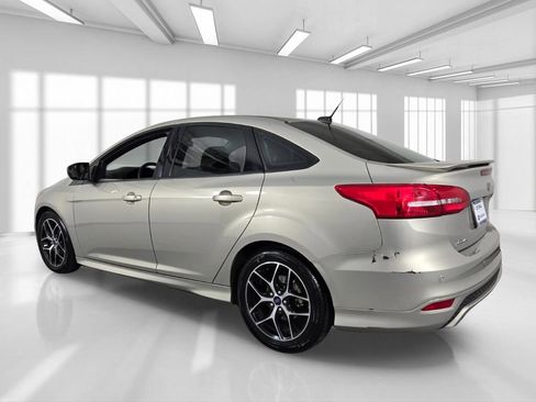 Used 2016 Ford Focus SE w/ SE Sport Package FWD image 5