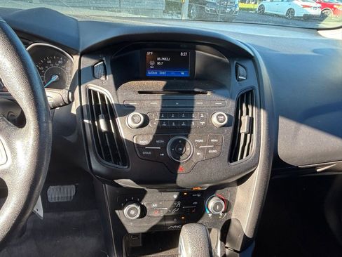 Used 2017 Ford Focus SE w/ Cold Weather Package FWD image 8