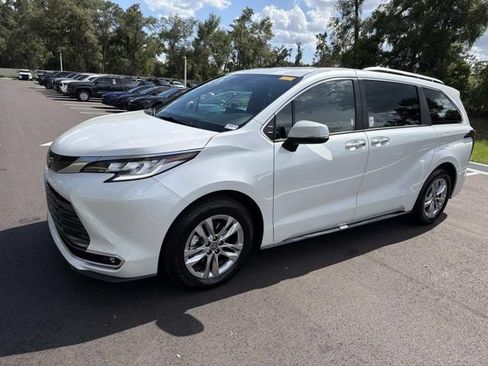 Used 2026 Toyota Sienna Limited FWD image 5