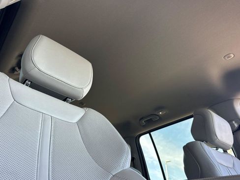 Certified 2024 Jeep Wagoneer Series II AWD/4WD image 18