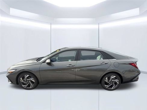 Used 2025 Hyundai Elantra SEL FWD image 10