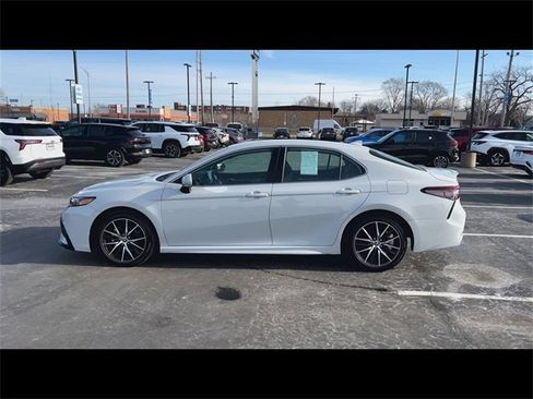 Used 2024 Toyota Camry SE w/ Convenience Package image 5