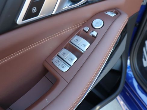 Used 2025 BMW X7 M60i w/ Executive Package image 18