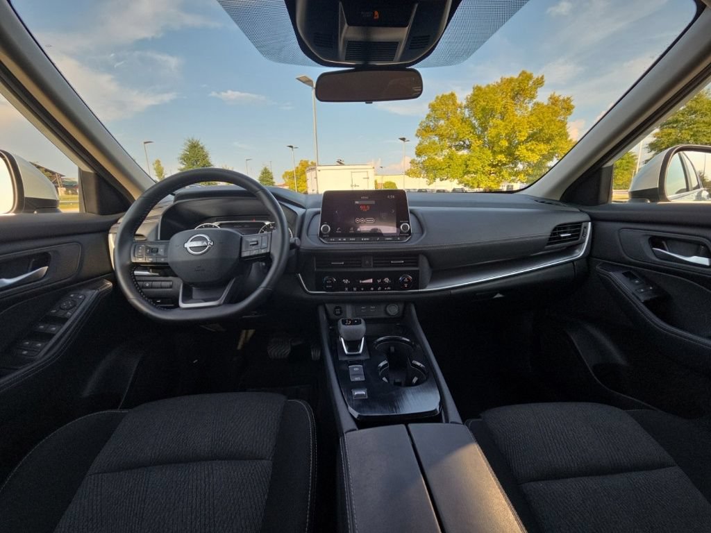 Used 2025 Nissan Rogue SV FWD image 21