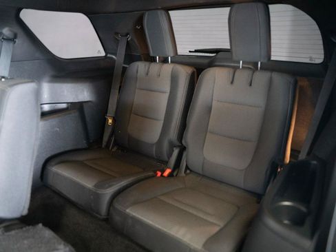 Used 2017 Ford Explorer XLT FWD image 17