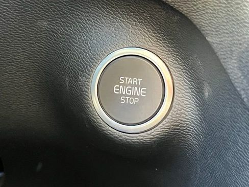 Used 2025 Volvo XC40 B5 Plus image 25