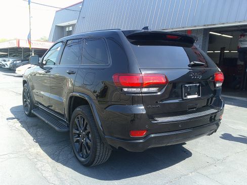 Used 2018 Jeep Grand Cherokee Altitude AWD/4WD image 4