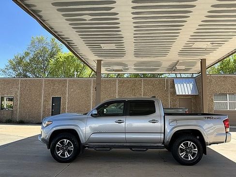 Used 2017 Toyota Tacoma TRD Sport w/ Tow Package image 8