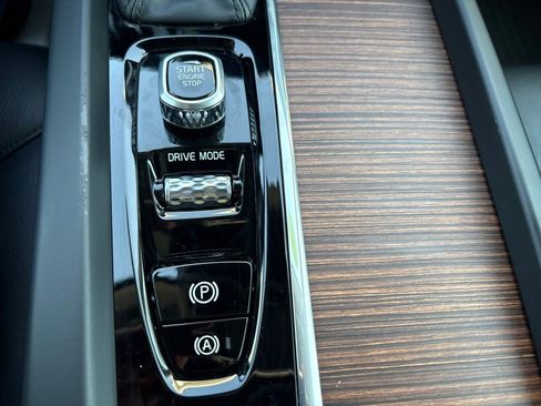 Used 2021 Volvo XC60 T6 Momentum image 21