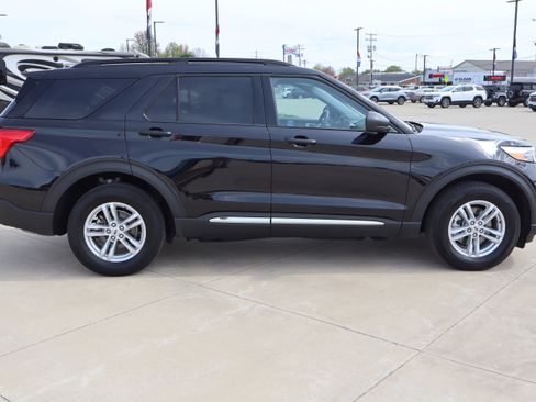 Used 2023 Ford Explorer XLT w/ Equipment Group 202A image 5