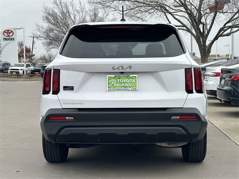 Used 2023 Kia Sorento LX image 4