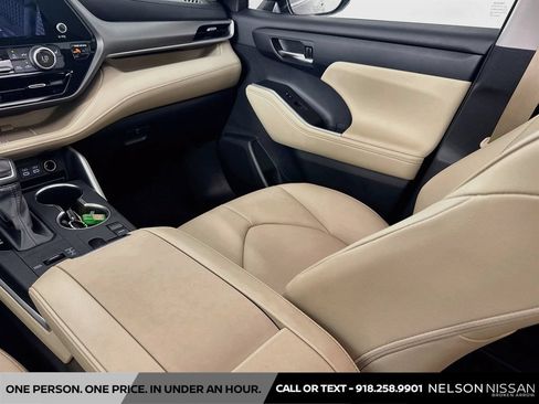 Used 2024 Toyota Highlander XLE FWD image 23