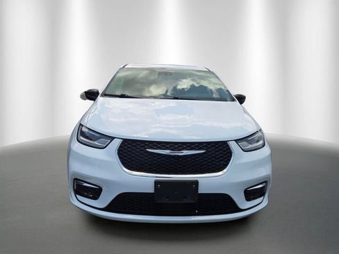Used 2024 Chrysler Pacifica Touring-L FWD image 6