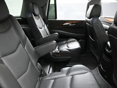 Used 2017 Cadillac Escalade Luxury AWD/4WD image 32