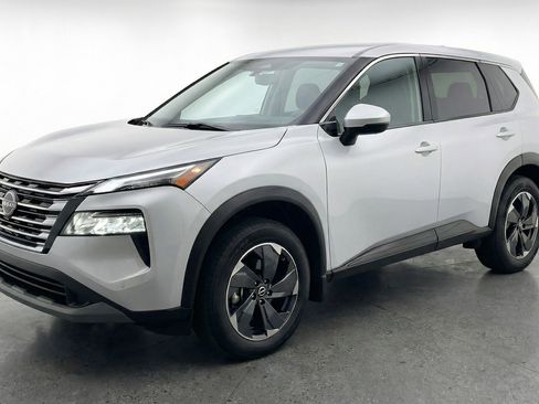 Used 2025 Nissan Rogue SV image 3