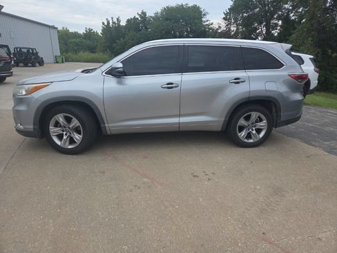 Used 2016 Toyota Highlander Limited Platinum FWD image 3
