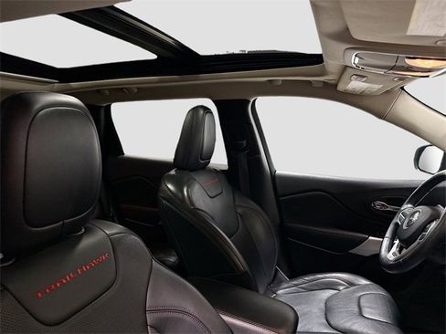 Used 2018 Jeep Cherokee Trailhawk w/ Quick Order Package 27L image 30