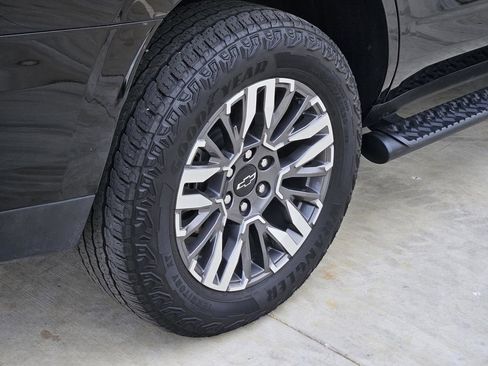 Used 2025 Chevrolet Tahoe Z71 AWD/4WD image 39