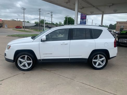 Used 2014 Jeep Compass Latitude w/ Sun/Sound Group FWD image 4