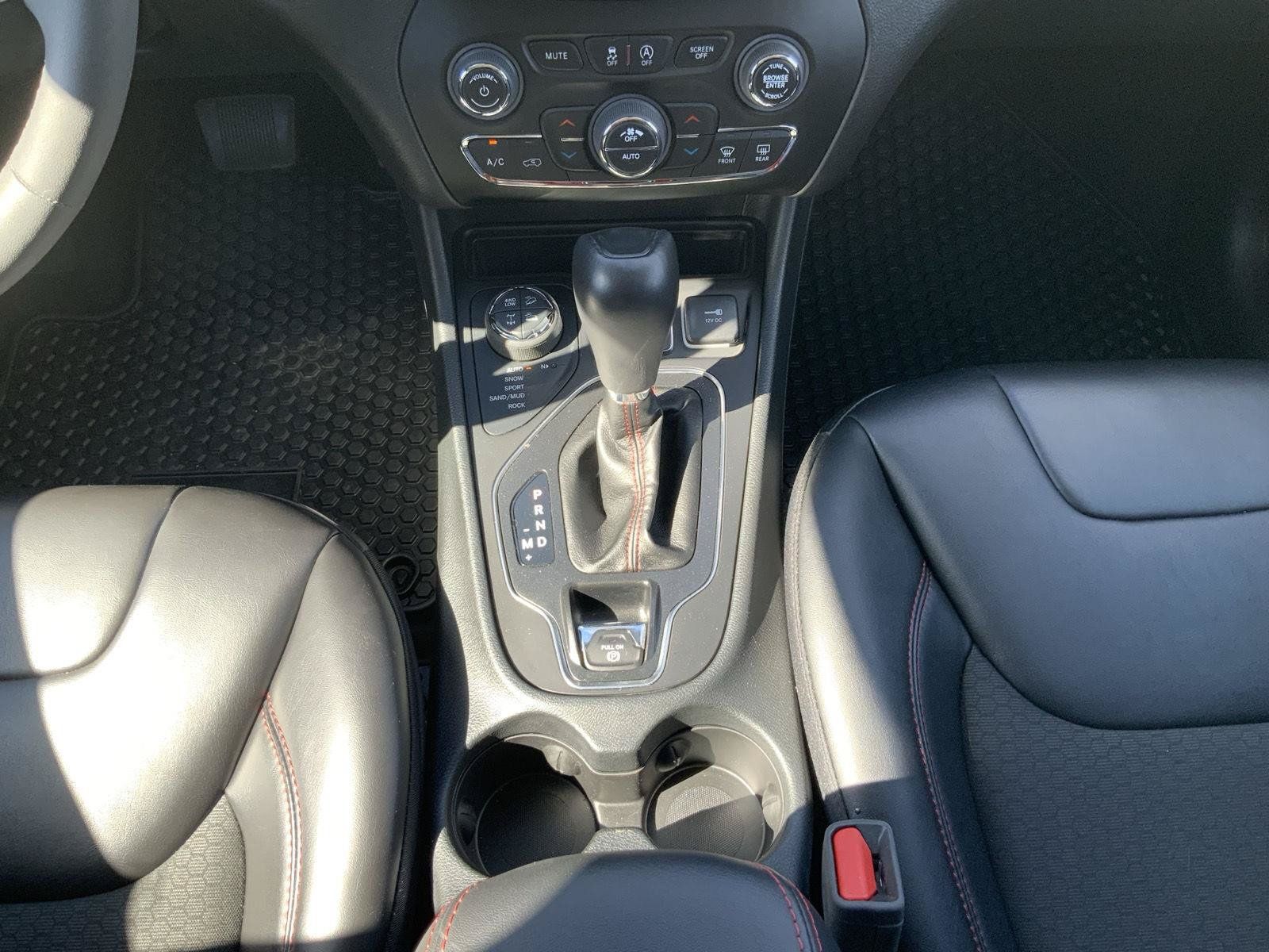 Used 2022 Jeep Cherokee Trailhawk AWD/4WD image 40