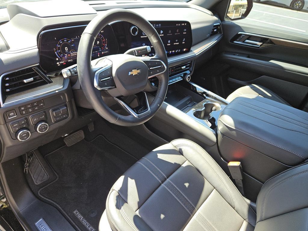Used 2025 Chevrolet Tahoe High Country AWD/4WD image 16