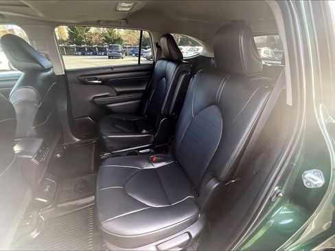 Used 2025 Toyota Highlander XLE image 25