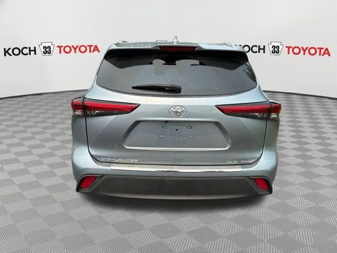 Used 2023 Toyota Highlander XLE AWD/4WD image 7