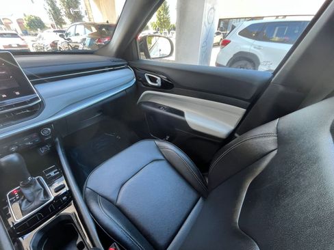 Used 2025 Jeep Compass Limited image 35